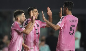 A nova camisola é uma homenagem a Messi A 100ª ligação!